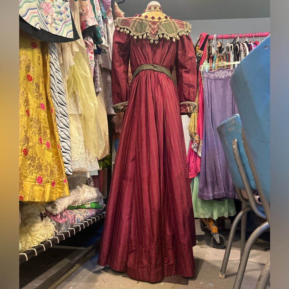 Victorian Rosette Robe - Picture 9 of 14